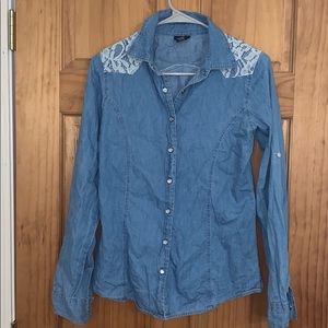 🌟 3 for $20! Denim shirt with lace shoulders